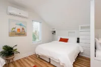 Cabana style vacation home, w/HOT TUB & easy stroll to beach, sleeps 16.