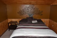 Bunkhouse in the Ozarks with access to Creek Pavilion and close to Rockbridge