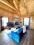 GLAMOROUS Stylish cabin💫 over 2 acres, beautiful views, sleeps 8, washer & dryer