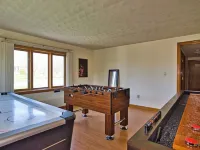 Spacious 4-bed located 1 mile from Newport Beaches