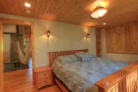 Canyon Lodge- - 8 Acres - Sleeps 10