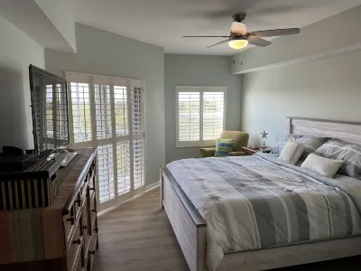 Very Large 2 Bdrm / 2 Bath - Great View-Private Serenity in Resort Style Complex