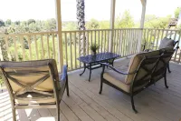 Over the Oaks - Great View - Whole Home - Stylish Boulderdash Indoor Rock Climbing 주변 호텔