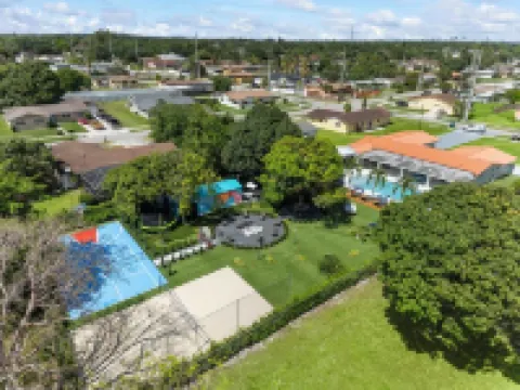 Luxurious Stay w/ Courts, BBQ, Fire Pit & H. Pool