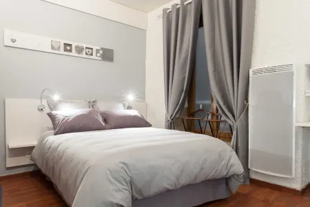 In the heart of the old town, quiet loft with pretty sunny terrace Отели рядом с достопримечательностью «Notre-Dame de Liesse»