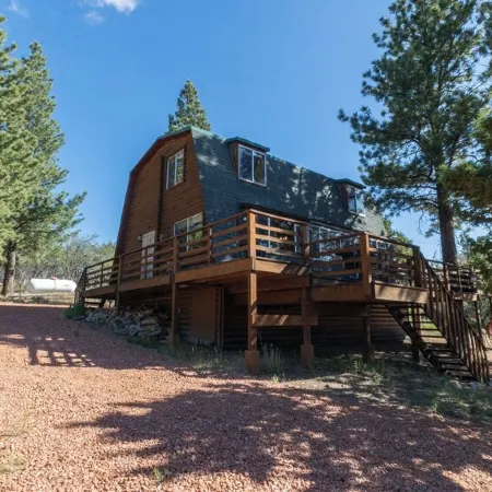 Enjoy a Cozy Cabin Near the Lake! Sleeps 8,  4 Beds.