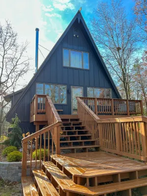 Modern A-Frame on fenced, wooded Lot. Pet friendly! - 4-Star