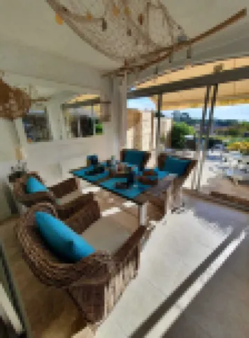 Quiet garden-level apartment with sea view