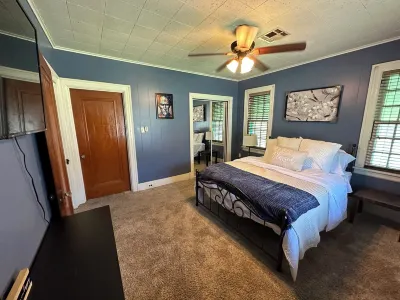 Stay in Our Quaint Cottage Retreat for a Memorable Escape! Hotels near Rock Island 905 Railroad Museum