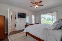 Welcoming bungalow with den, ideal for longer stays, near everything!