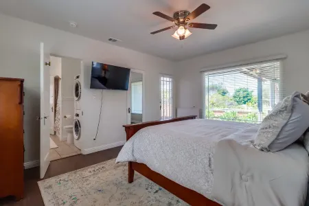 Welcoming bungalow with den, ideal for longer stays, near everything! Отели рядом с достопримечательностью «Dr J's Elegant Reflections Med Spa»