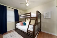 NEW! ARK Family Retreat w/ Game Room 3min to Ark!