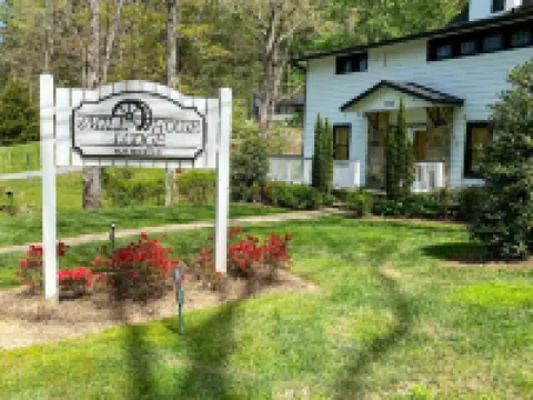 Lakefront Condo  Historic Flat Rock at Mill House Lodge Sleeps 2 Newly Renovated Hoteles en Flat Rock