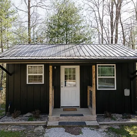 "Stars Hollow" Cozy Mini Cabin Stay - RRG