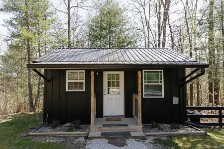 "Stars Hollow" Cozy Mini Cabin Stay - RRG