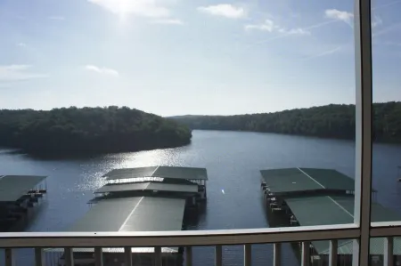 6105 Towers! Quiet! Elevators, indoor pool. Oct-May Travel Nurses welcome!!