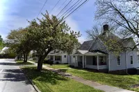 Cozy Victorian in the Center of downtown Morganton (Dog Friendly