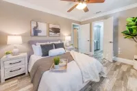 Modern 4-bedroom Villa w/ Pool/Spa & Private Park