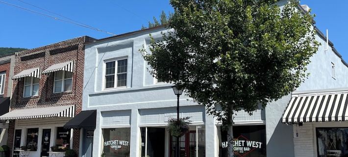 Downtown West Jefferson 3 bedroom apartment walking distance to everything. Hotels in Ashe County