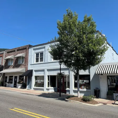 Downtown West Jefferson 3 bedroom apartment walking distance to everything.