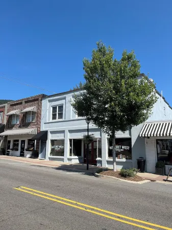 Downtown West Jefferson 3 bedroom apartment walking distance to everything.