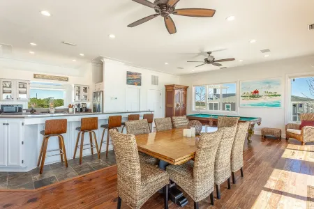 Beachfront, Pool, Spa, Pet Friendly, Elevator, Decks, fire pit, Games!