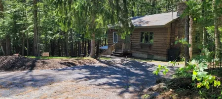 PET FRIENDLY -LOCATED BETWEEN LAKE PLACID AND SARANAC LAKE WITH PONTOON RENTALS