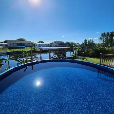 Shadow's Oasis, Tropical Cozy 2/2 w/ Pool, Sundeck & Fishing in your own space! Отели в г. Окичоби
