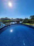 Shadow's Oasis, Tropical Cozy 2/2 w/ Pool, Sundeck & Fishing in your own space!