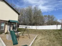 Secluded townhome midway between downtown & skiing; min from shops, & dining