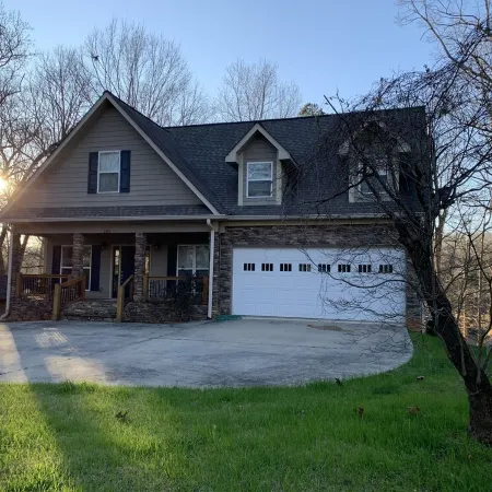 Lake Front Home. 3 Large Living Spaces. Screened Porches. Pet Friendly.