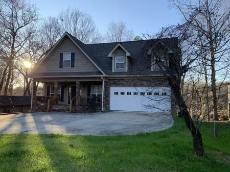 Lake Front Home. 3 Large Living Spaces. Screened Porches. Pet Friendly.