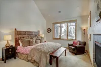 Peak 8 Luxury- 6Bed /6.5Baths Sleeps 14 in 11 beds, Hot tub + Sauna + Pool table Hotels in Peak 8