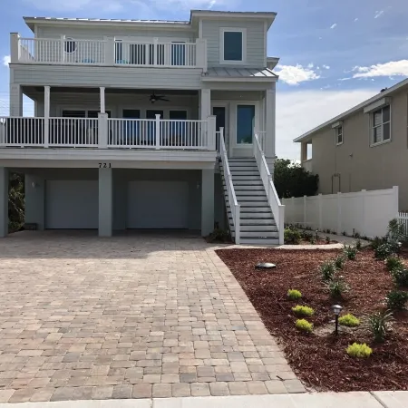 Fantastic View! Beautiful Oceanfront Beach House; Steps to the Beach! 4/6 Br