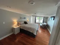 Large Newly Remodeled Lake house right on the water. Sleeps 24+ - con encanto