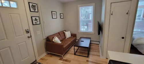 Little downtown gem with parking Hotels in Burlington