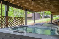 Spring Retreat! Hot tub,  Bar, Game room, Grill & 10 mins to Skyline Drive