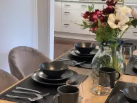 Modern than 3 bedroom house  with office space in the center of Kallangur Hotels in Redcliffe