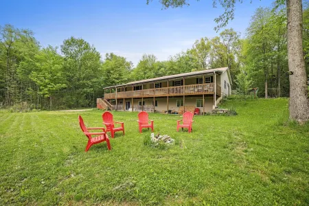 Forest Retreat - Sleeps 30 - 2 Minutes from Boat Launch