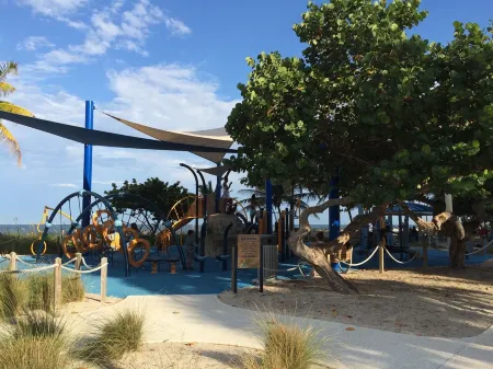 Waterfront Home, Large Heated Pool, 5 min. from the beach, family friendly