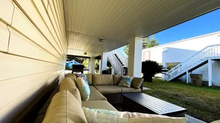 Heated pool at the Heart of Tybee. Walk or bike everywhere 8 bikes for guest.