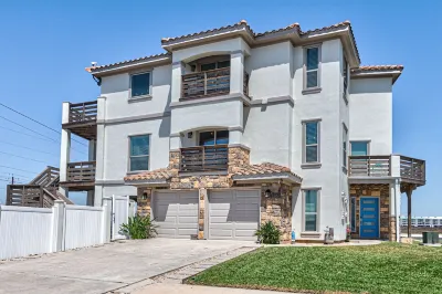 Large Luxury Home, Amazing Kitchen, Pet Friendly, Game Rm, Comm. Pool, Prvt Yard