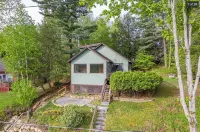 Family-friendly 3-bedroom house with lake views