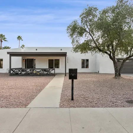 6BR Scottsdale Oasis w/ Pool, Bball & Casita!