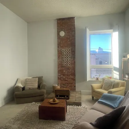 Downtown Loft Apartment with High Ceilings - Location Location Location