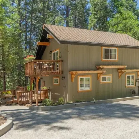 Arnold’s Cozy Cabin  – Rustic-Modern Retreat Near Big Trees & Bear Valley