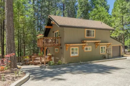 Arnold’s Cozy Cabin  – Rustic-Modern Retreat Near Big Trees & Bear Valley