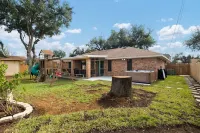 Sharyland Home with Jacuzzi & Playset, Sleeps 11! Hotels near Leo Najo Baseball Field