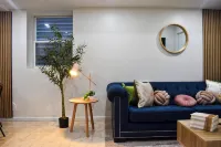 1-Bdr apartment 3 min walk from train to NYC -warm interior design