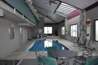 Super 8 by Wyndham Petoskey - Pools